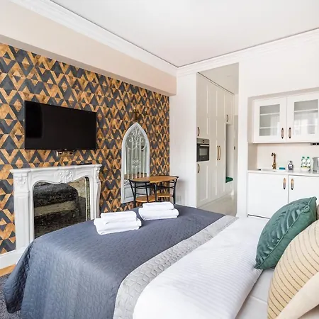 Centre In One By Bookinghost *